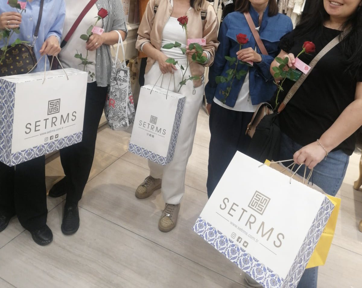 setrmsgiyim's tweet image. Yüreği anne tüm kadınların Anneler Günü kutlu olsun.
Setrms olarak bu özel günde, hem kadın çalışma arkadaşlarımızın hem de mağazalarımızı ziyaret eden misafirlerimizin kalplerine birer gül ile dokunduk.
Çünkü annelik, yürekte hissedilen bir bağdır; şefkatiyle, emeğiyle var olur.