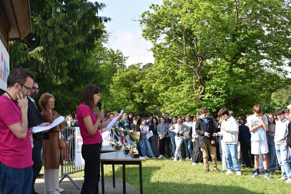 RallyeMath72's tweet image. ⏱️Tic Tac⏱️
FINALE 🏆: J−33 !

Préparez-vous 🖩 📐:
De fantastiques ateliers totalement inédits attendent près des 500 élèves qualifiés venus de toute la Sarthe pour en découdre ✊ à la finale du rallye pour manipuler les maths comme jamais 🤩.

🗓️ Retenez la date : le 13 juin.