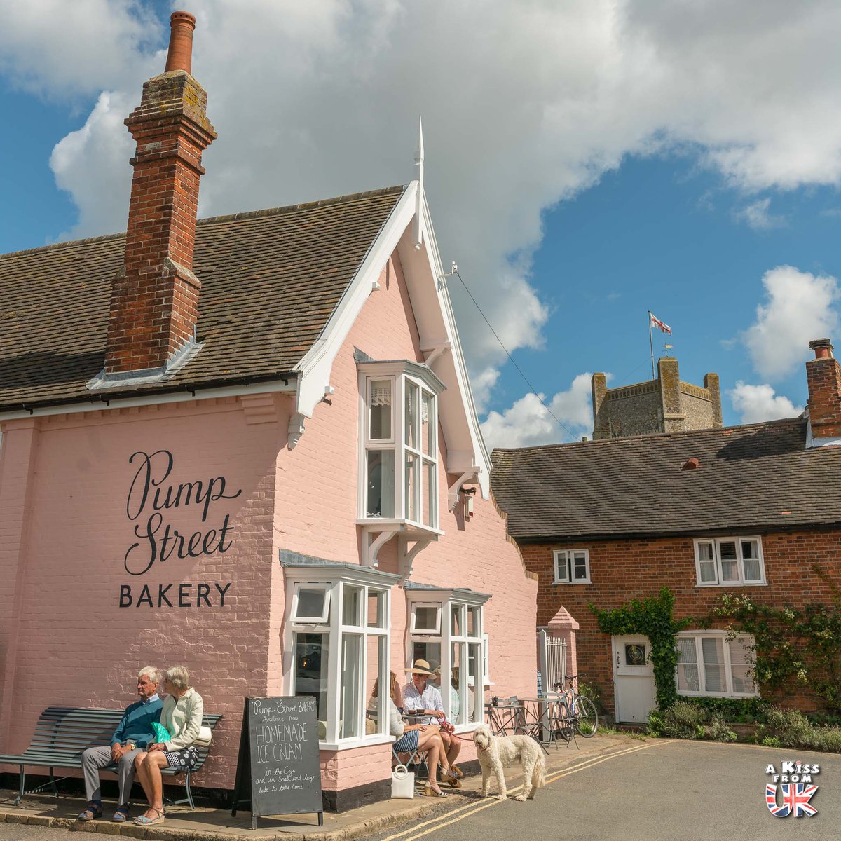Une boulangerie colorée dans le charmant village d'Orford  🏴󠁧󠁢󠁥󠁮󠁧󠁿
Le Suffolk est une merveilleuse région hors des sentiers battus à découvrir en Angleterre ! 😍
➕ akissfromuk.com/suffolk