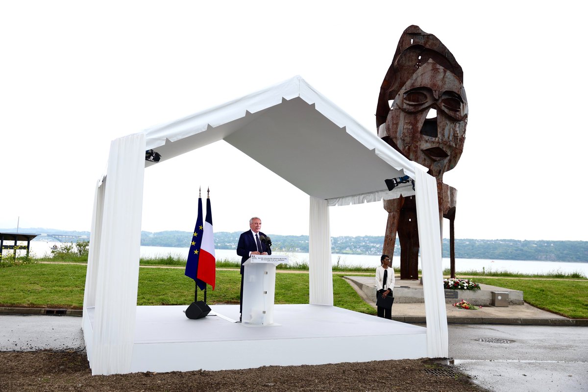 Matignon's tweet image. Le Premier ministre a tenu un discours lors de la cérémonie de la Journée nationale des mémoires de la traite, de l'esclavage et de leurs abolitions, à Brest, dans le Finistère.