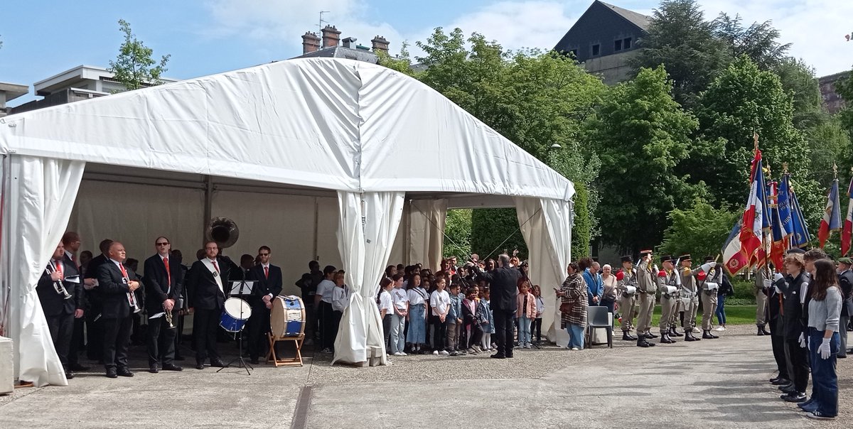 DSDEN du Territoire de Belfort (@dsden90) on Twitter photo 8 mai Ă Belfort
Belle contribution des jeunes, cadets de la Défense, élèves des clgs Vinci et Châteaudun pour le passage du drapeau de la Ville, élèves de l’école Rucklin pour La Marseillaise
Devant plusieurs centaines de personnes
Avec <a href="/MarianeTanzi/">Tanzi Mariane</a>
<a href="/acbesancon/">Académie de Besançon</a> <a href="/NathalieAlber15/">Nathalie Albert-Moretti</a> 8 mai à Belfort
Belle contribution des jeunes, cadets de la Défense, élèves des clgs Vinci et Châteaudun pour le passage du drapeau de la Ville, élèves de l’école Rucklin pour La Marseillaise
Devant plusieurs centaines de personnes
Avec <a href="/MarianeTanzi/">Tanzi Mariane</a>
<a href="/acbesancon/">Académie de Besançon</a> <a href="/NathalieAlber15/">Nathalie Albert-Moretti</a>
