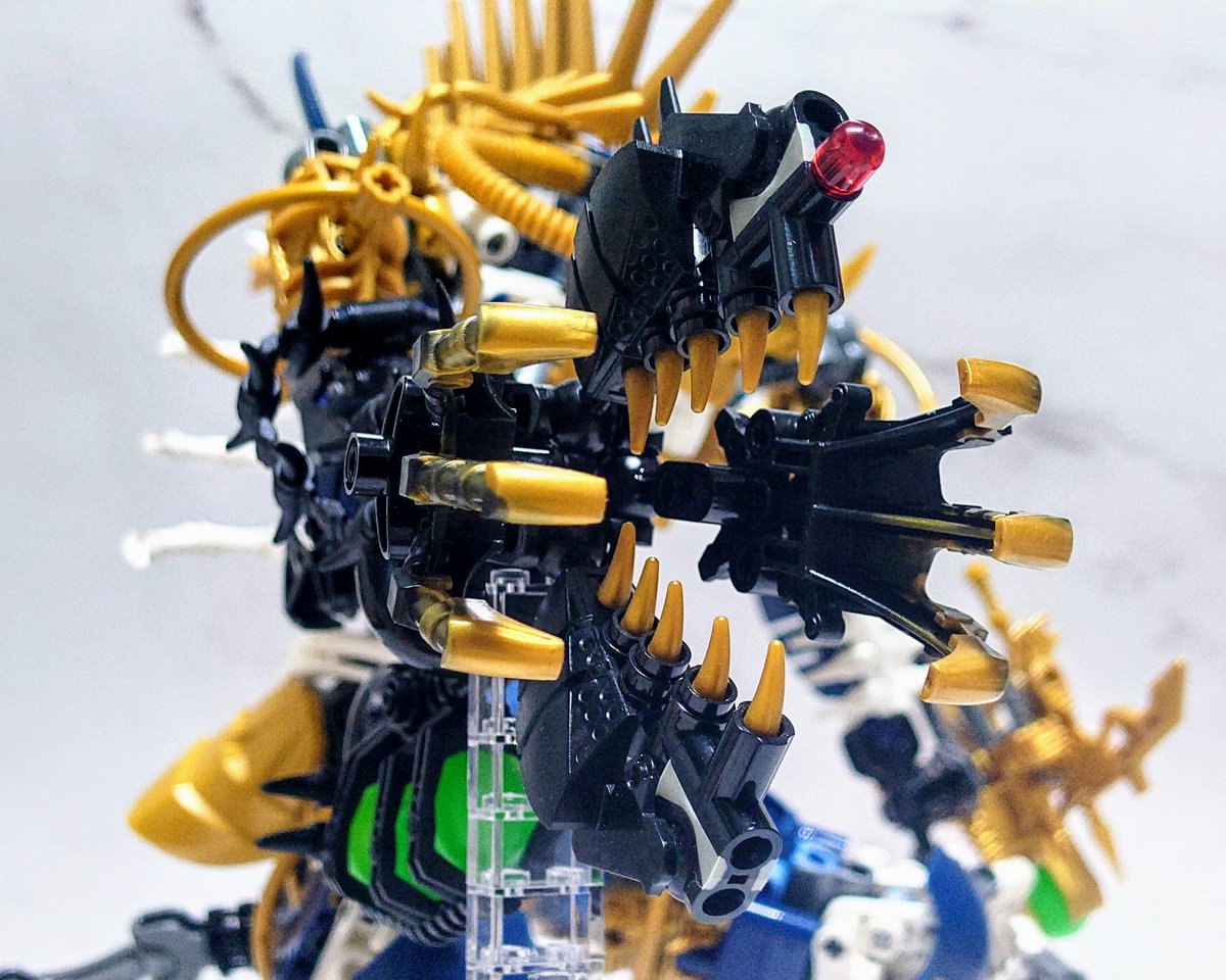 zork7l's tweet photo. LEGO 8626 IRNAKK リメイク完了！
元デザインを踏襲しつつ各所のディテールアップを狙いました。特に右腕は黒いアンコウ的な生物感を強めてより不気味で恐ろしい印象になるようアレンジしています。また背中の骨はスカルグレイモンから着想を得て足しました。#LEGO #BIONICLE
https://t.co/6wbNmMQQdT https://t.co/NfKgH9wOSA