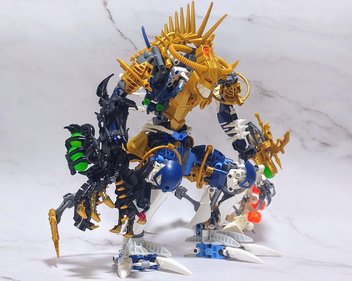zork7l's tweet photo. LEGO 8626 IRNAKK リメイク完了！
元デザインを踏襲しつつ各所のディテールアップを狙いました。特に右腕は黒いアンコウ的な生物感を強めてより不気味で恐ろしい印象になるようアレンジしています。また背中の骨はスカルグレイモンから着想を得て足しました。#LEGO #BIONICLE
https://t.co/6wbNmMQQdT https://t.co/NfKgH9wOSA