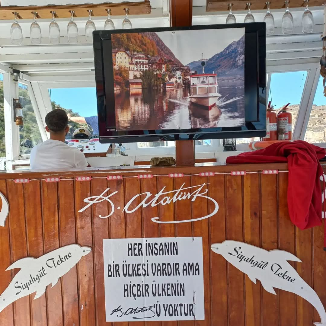 Halfeti siyah gül tekneniz. Sizi seviyorum hep var olun bu ülkede sizler gibisi hep var olsun..O bölgeye giden arkadaşlar Halfeti'ye yolunuz düşerse kesinlikle bu tekneyi kullanın..