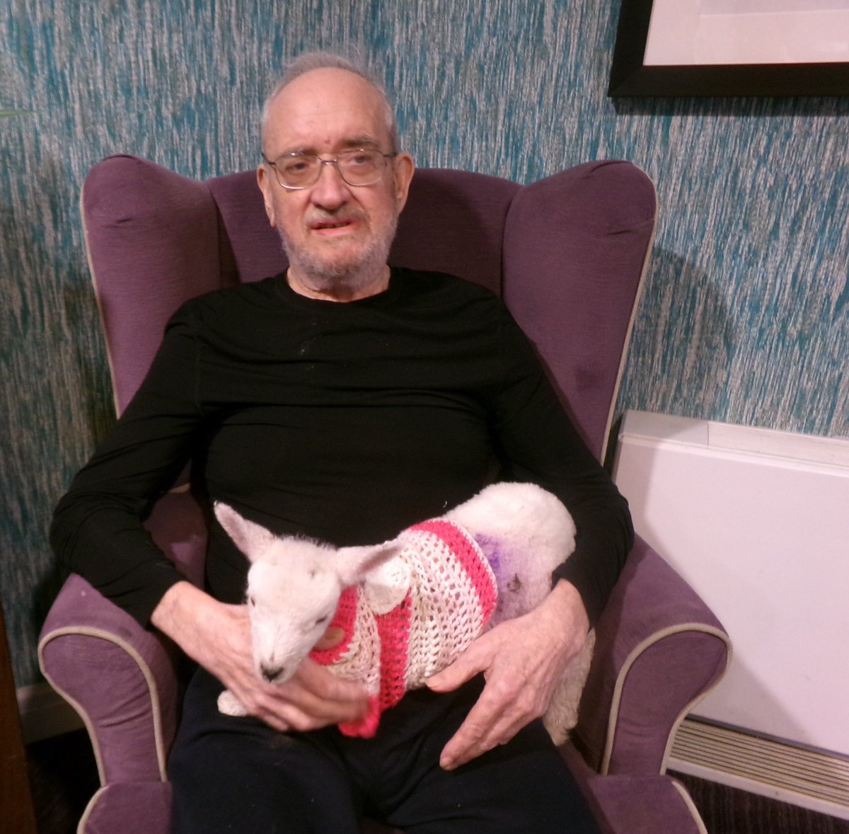 🐑 Pure joy at Meadowbeck Care Home in York!

Residents were surprised by a visit from two lambs on May Bank Holiday 💛

📸 yorkshire.com/news/york-care…

#AnimalTherapy #Yorkshire #ElderCare #FeelGoodNews
