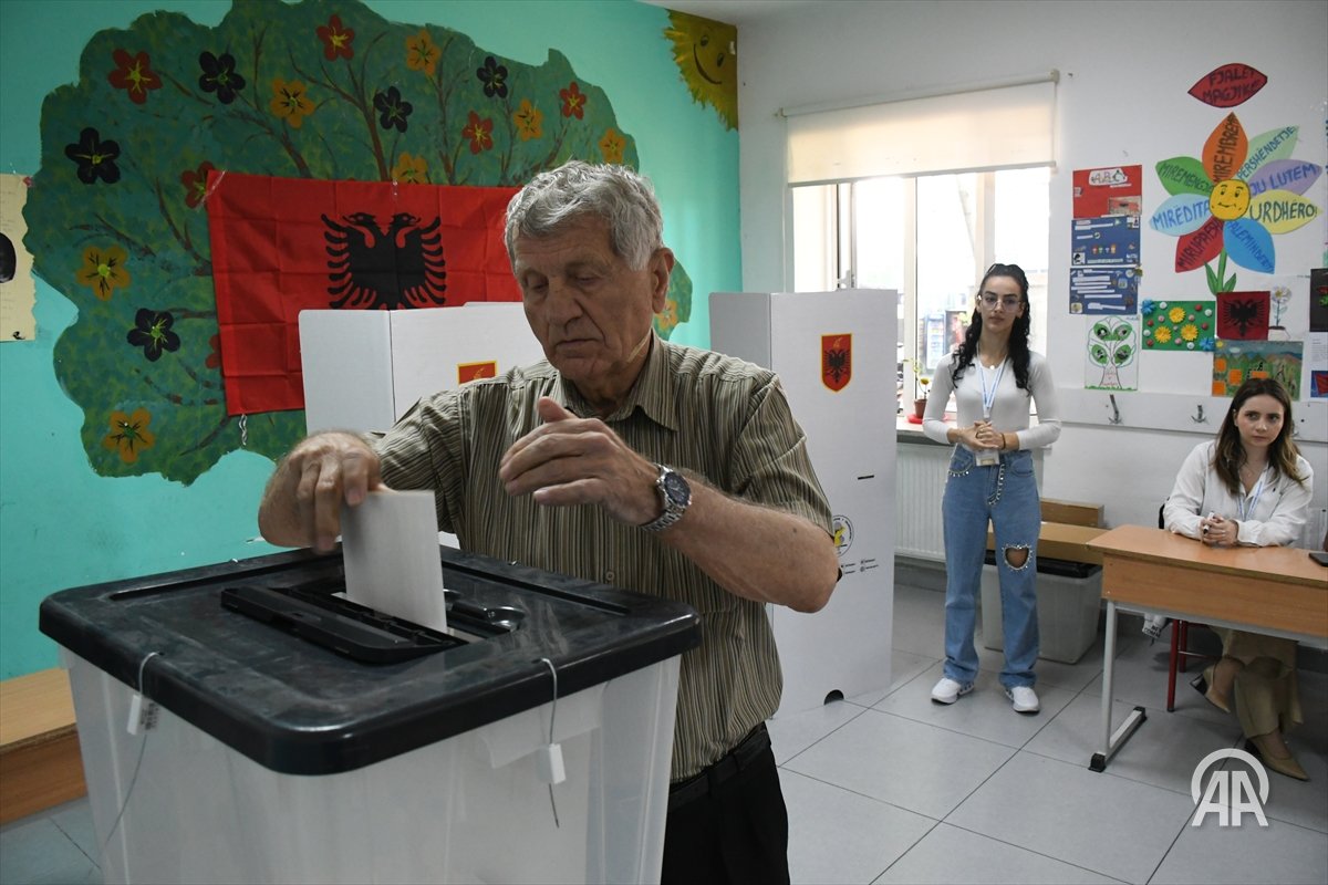 🇦🇱 Voters in Albania headed to the polls for general elections 

🗳️ Over 3.7 million voters will cast ballots in Albania’s parliamentary elections, held every four years

🏛️ Fifty-three parties and three coalitions are vying for 140 seats, with the ruling Socialist Party, led by