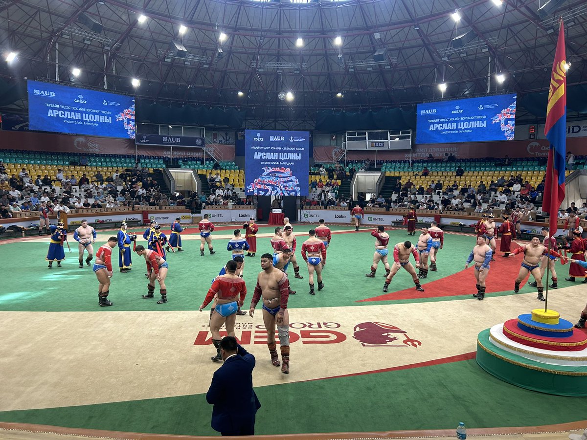 В.Энхбаатар Ерөнхийлөгчтэй  “Алтан жолоо” групп “Арвайн үндэс” ХХК-ийн нэрэмжит Улсын арслан цолны хүндэтгэлийн барилдааны гурвын давааг Улсын арслан Ц. Содномдорж Аварга сургуулийн төгсөгч Улсын арслан Б. Орхонбаяр нар магнайлан алдар цолоо дуудуулж байна.