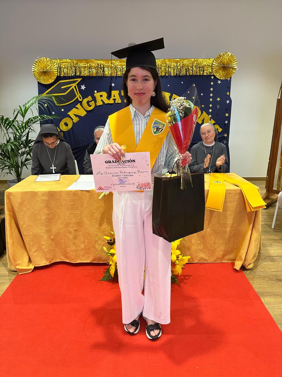 Residencia Universitaria Nazaret (@resiuninazaret) on Twitter photo Las que se gradúan en <a href="/ResiUniNazaret/">Residencia Universitaria Nazaret</a> reciben la beca, signo de pertenencia y con su escudo Excelsior, siempre más y mejor Las que se gradúan en <a href="/ResiUniNazaret/">Residencia Universitaria Nazaret</a> reciben la beca, signo de pertenencia y con su escudo Excelsior, siempre más y mejor