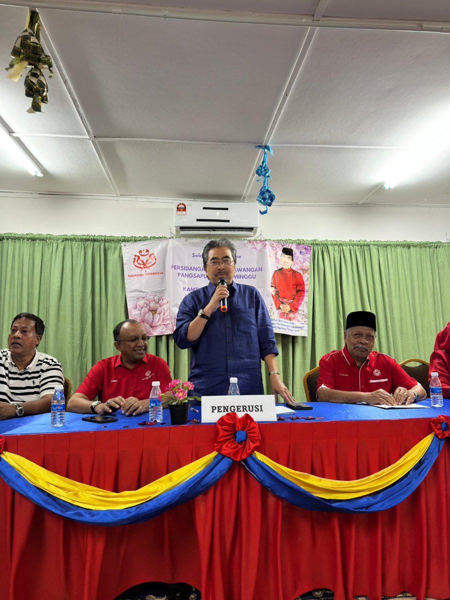 YuriAzhar's tweet photo. #UMNO 10 Mei 2025. "Ahli2 UMNO perlu yakinkan org ramai supaya undi UMNO/BN pd PRU akn dtg. Jgn bergaduh diperingkat cawangan &amp; bahagian. Saya dah beritahu pnduduk Sg Baru, jgn sign perjanjian dgn Pemaju." - DS Johari Abdul Ghani https://t.co/awzoXZZ47S