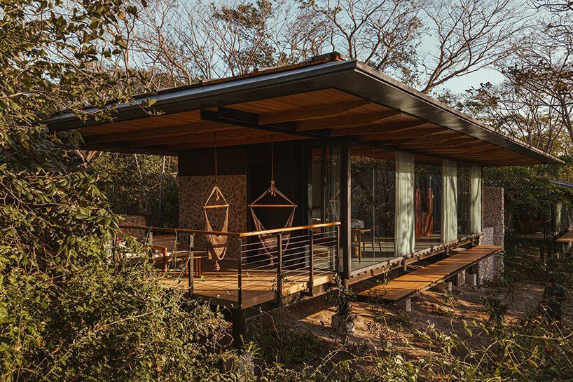 designboom's tweet image. .@StudioSaxe brings contemporary 'rio perdido' bungalows to #costarica’s lush wilderness 🌳 designboom.com/architecture/s…