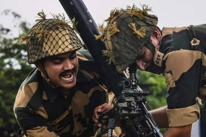 Mini_220's tweet image. BSF: THE FIRST LINE OF DEFENCE 🇮🇳 #BSF ने नियंत्रण रेखा (LoC) और पश्चिमी सीमा पर असाधारण प्रदर्शन किया है, जिससे भारतीय सेना और भारत सरकार दोनों की अपेक्षाओं से कहीं अधिक परिणाम देखने को मिले।  Salute   Jai Hind  #IndianBorderSecurity #MothersDay #NTD2025 Lucknow  Nuclear