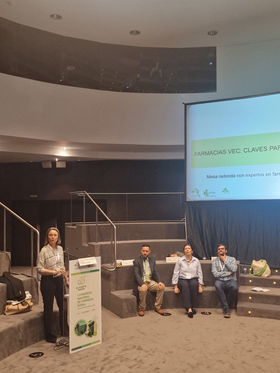 Comienza la ponencia sobre Farmacias VEC en #ICongresoNacionalFarmaciaRural #EsPuebloEsVida