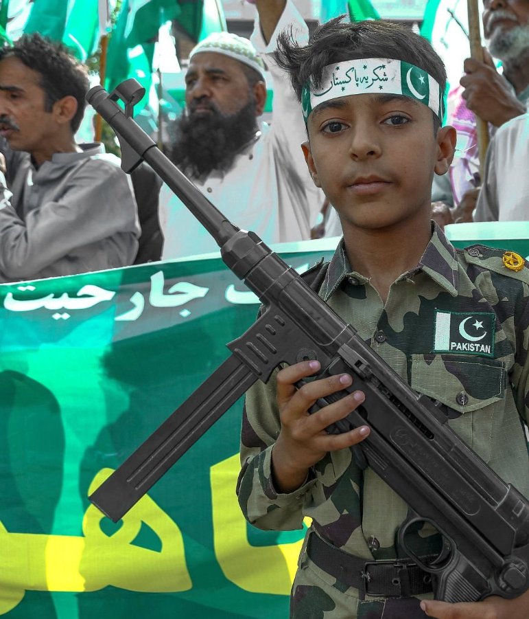 Chandanmgs123's tweet image. Real face of #pakisaterrorstate

Since the Operations Rawalpindi Defence Minister

Pakistan have two face when loss  started a war  then he show like a beggar 
When the war is stop he show like a terrorism

Now India is ready again to f*** Pakistan
#IndiaPakistanWar #ceasefire…