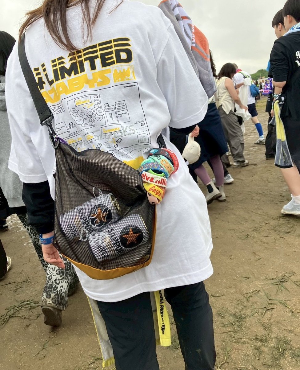 TriangLenny's tweet photo. バニラズ、ノーベルのファンクラブ入っているけど
フォーリミのTシャツ、ハルカミライのタオルで
色々な音浴びられて、本当にメンツ良すぎなフェスだった!!! https://t.co/cibj2xqDTv