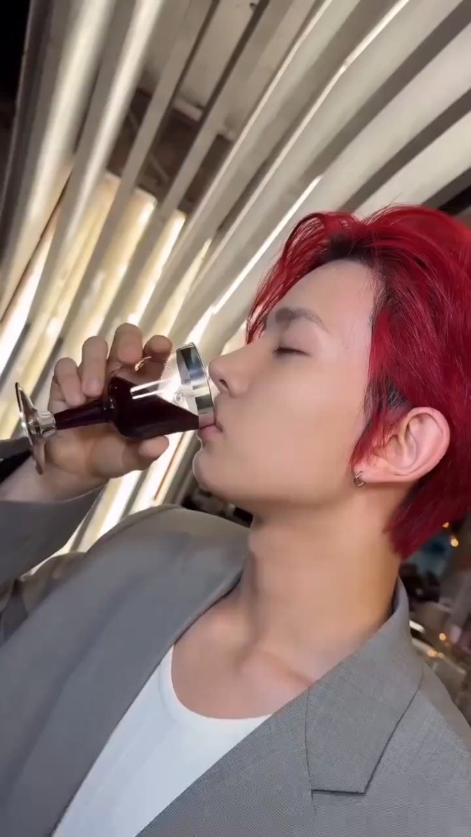 alwayslhee's tweet image. hottest vampire 🍷🧛🏻‍♂️ #희승 #HEESEUNG