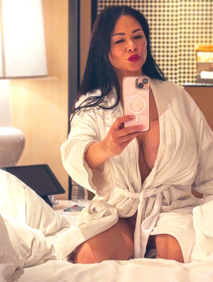 I decided to do Vegas this weekend….absolutely nothing on under this robe…. Make me a mommy tonight?? 🤰🏻🤰🏻