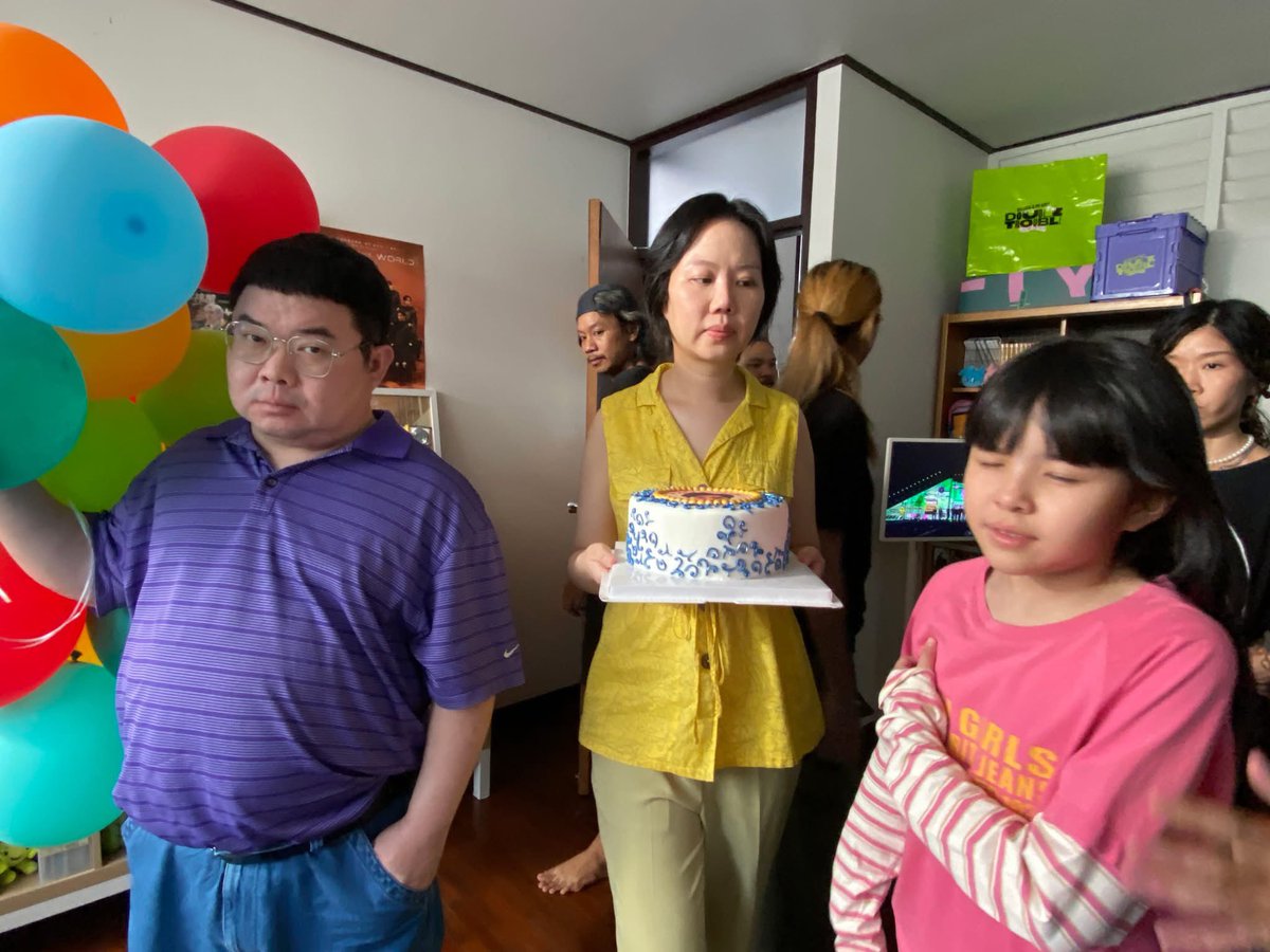 ter_nawapol's tweet image. behind the cake / เบื้องหลังงาน the happy birthday (ais) — บรีฟ บท ห้องหับ นักแสดง
อ่านเต็มๆที่ : facebook.com/share/p/16Vxoj…