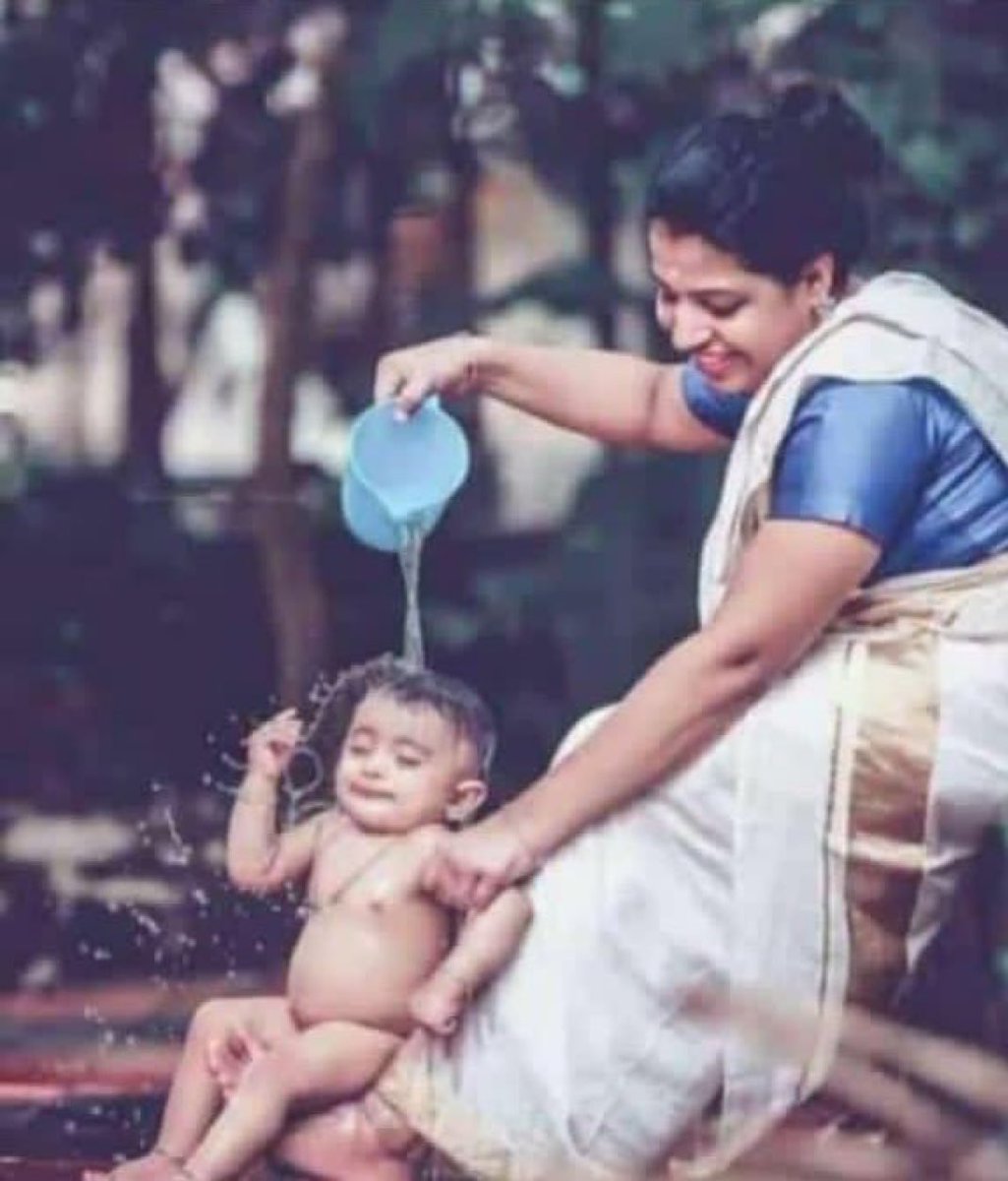 ये उम्र बढ़ने के बजाय घट जाती तो क्या बात थी,
ज़िंदगी माँ की गोद में कट जाती तो क्या बात थी.

#MothersDay 
#MothersDay2025