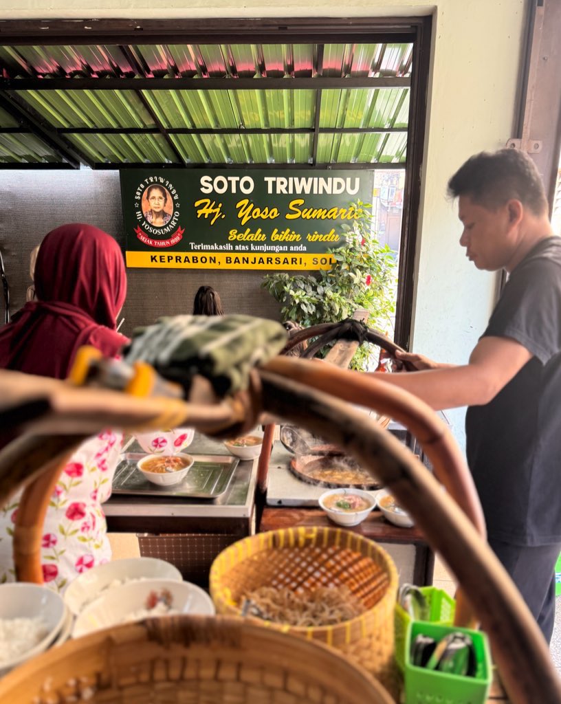 Jenis sotonya bening (sebening budi pekertiku) tapi gurihnya dapet bgt, trus sidedish2nya jg juara. Soto Triwindu 🤍