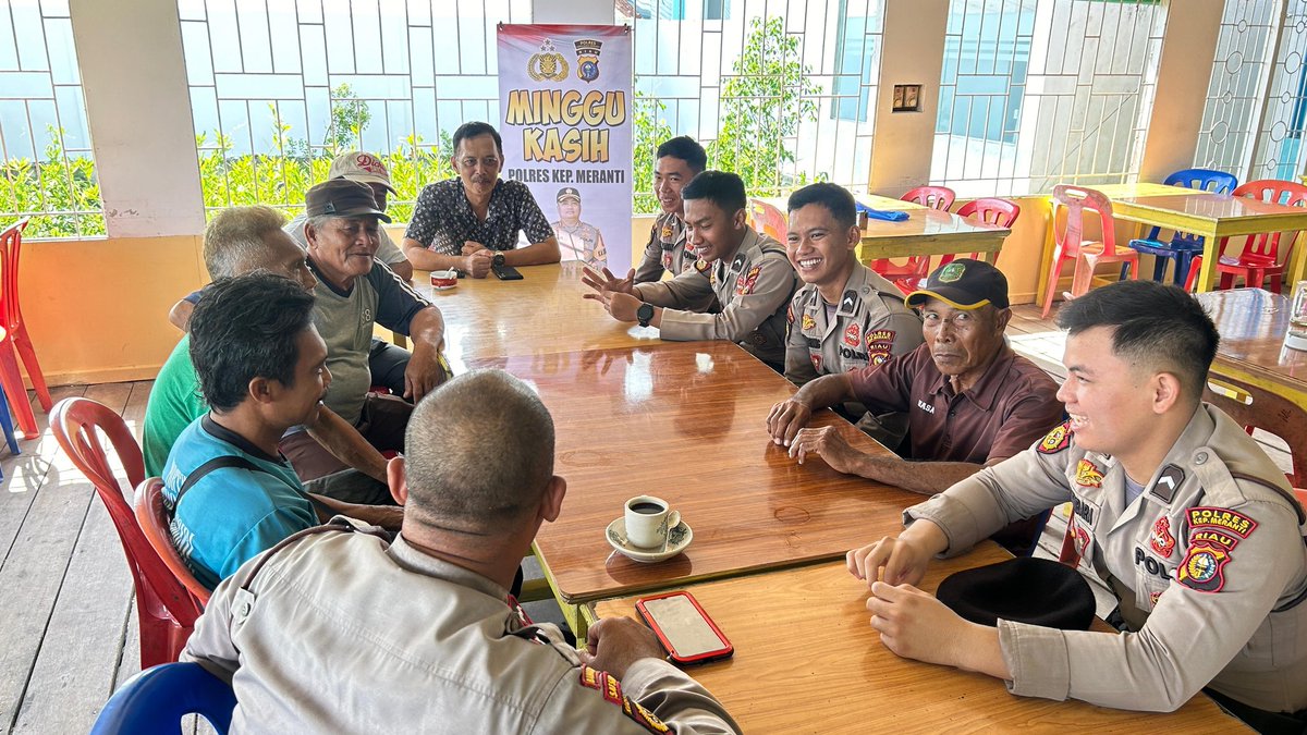 MerantiRes's tweet photo. Minggu Kasih Polres Kep. Meranti bersama Porter Pelabuhan Terminal Tanjung Harapan Selatpanjang sekaligus menghimbau agar tetap menjaga situasi kamtibmas yang aman dan melaporkan kepada Polres Kep. Meranti apabila ada tindakan Premanisme yang terjadi. https://t.co/LsGAW6x2Hz