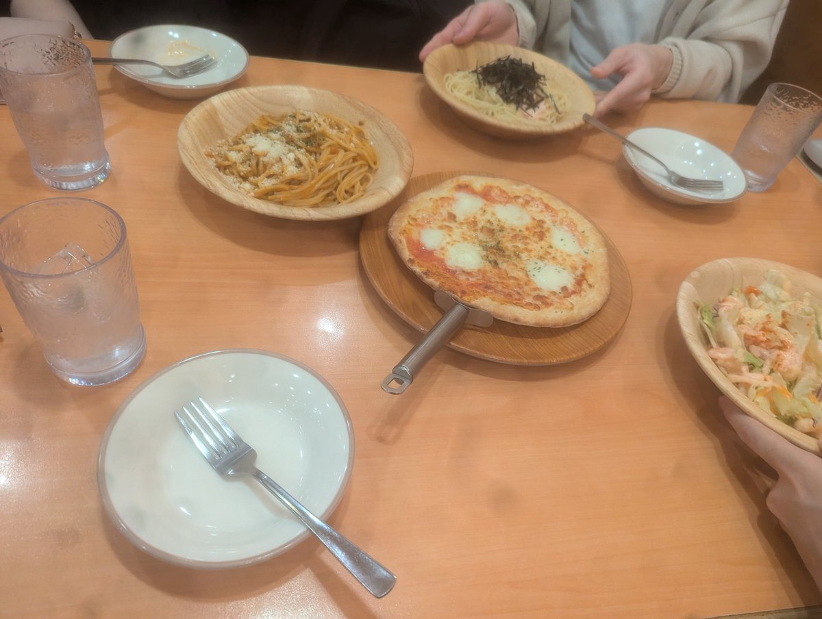 社内メンバーとボーリング後🍕
