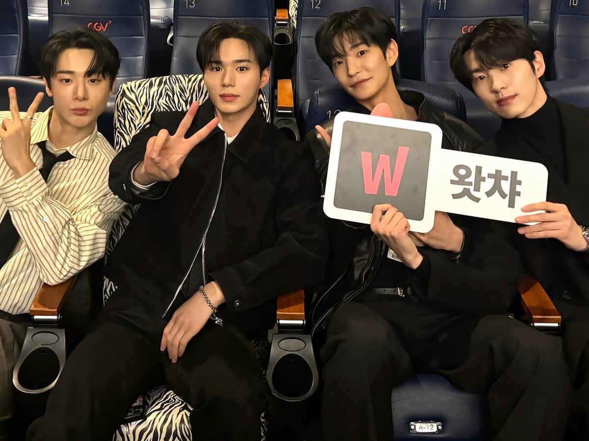 shamcha333's tweet photo. #비밀사이_30일_챌린지
#day_11
제일 좋아하는 빔사즈 사진 하나만 꼽기엔 너무 좋아하는 게 많아서 😭
빔사운명론에 빠지게 한 시사회때 사진 내자리에 앉은 기념사진도 그냥 과대망상증에 빠지게 만든 이유 중 하나
그리고 빔사즈 네컷사진 중 젤 마지막 사진 진짜 애정하고
서울팬미 2부 아궁빵 준서가 하나하나 포즈 잡아준 게 너무 귀여워서 애정하는 사진이고 마지막으로 마카오팬미 단체컷 무슨 의미인지 이제는 다들 아실꺼라...
사실 새벽에 빔사즈 사진보다가 펑펑 울어서 이제서야 올리는 거,,,, 각각의 활동 다 지지하고 응원하고 격려하는 거 넘 당연하게 생각하는 부분이고
결정에 이해하고 덤덤하게 넘기려고 했는 데 아직 비밀사이를 떠나 보낼 준비가 내가 덜 되었던건지 너무 애정하는 작품이라 빨리 떠나 보내기도 싫은 것도 있고 섭섭하고 안타까운 마음이 단체샷 사진보다 울컥해서 새벽에 펑펑 울고 아직도 울컥하는 데 나 진짜 쌉T인데 빔사가 날 계속 울려요 엉엉 😭😭😭