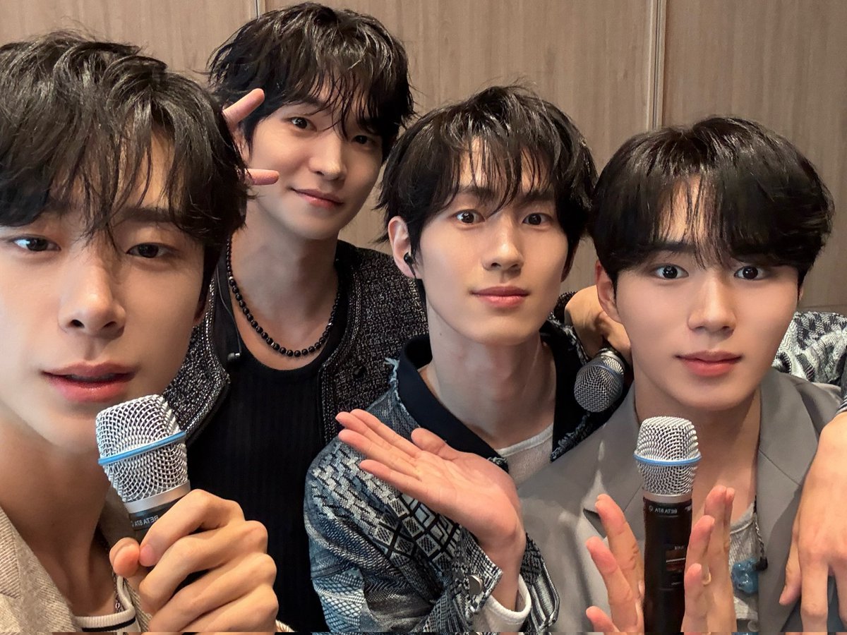 shamcha333's tweet photo. #비밀사이_30일_챌린지
#day_11
제일 좋아하는 빔사즈 사진 하나만 꼽기엔 너무 좋아하는 게 많아서 😭
빔사운명론에 빠지게 한 시사회때 사진 내자리에 앉은 기념사진도 그냥 과대망상증에 빠지게 만든 이유 중 하나
그리고 빔사즈 네컷사진 중 젤 마지막 사진 진짜 애정하고
서울팬미 2부 아궁빵 준서가 하나하나 포즈 잡아준 게 너무 귀여워서 애정하는 사진이고 마지막으로 마카오팬미 단체컷 무슨 의미인지 이제는 다들 아실꺼라...
사실 새벽에 빔사즈 사진보다가 펑펑 울어서 이제서야 올리는 거,,,, 각각의 활동 다 지지하고 응원하고 격려하는 거 넘 당연하게 생각하는 부분이고
결정에 이해하고 덤덤하게 넘기려고 했는 데 아직 비밀사이를 떠나 보낼 준비가 내가 덜 되었던건지 너무 애정하는 작품이라 빨리 떠나 보내기도 싫은 것도 있고 섭섭하고 안타까운 마음이 단체샷 사진보다 울컥해서 새벽에 펑펑 울고 아직도 울컥하는 데 나 진짜 쌉T인데 빔사가 날 계속 울려요 엉엉 😭😭😭