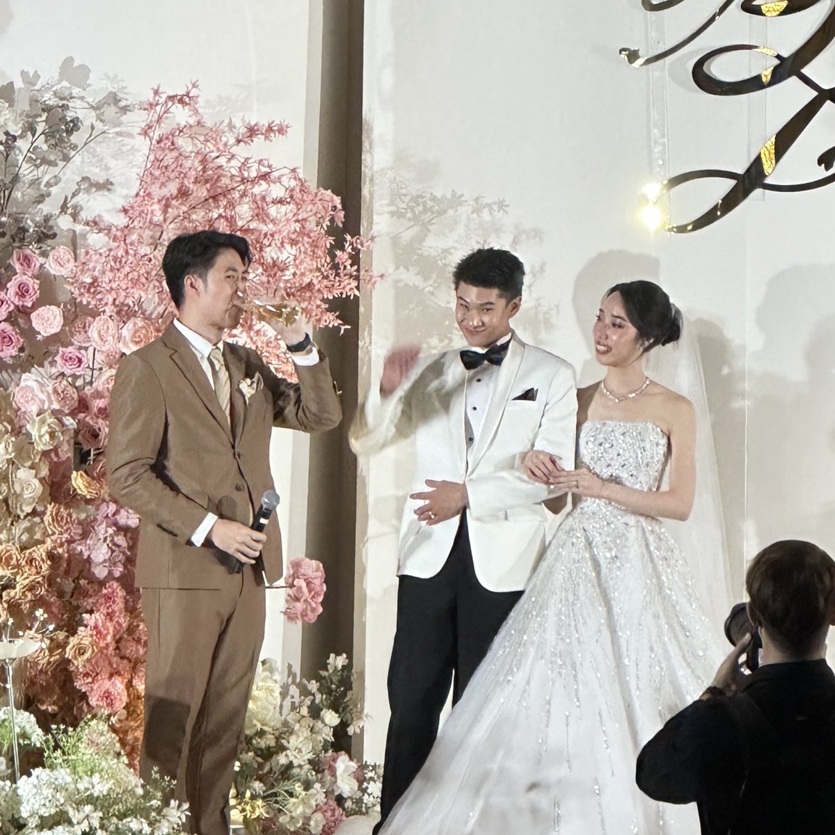 เพื่อนสนิทแต่งงานคนแรกในกลุ่ม ให้ขึ้นไปพูด คำแรกที่ขึ้นมาในหัวคือ “เขียดผู้มีแกก เอ้ย” 55555555 แต่เกรงใจพ่อแม่เค้าเน้อ