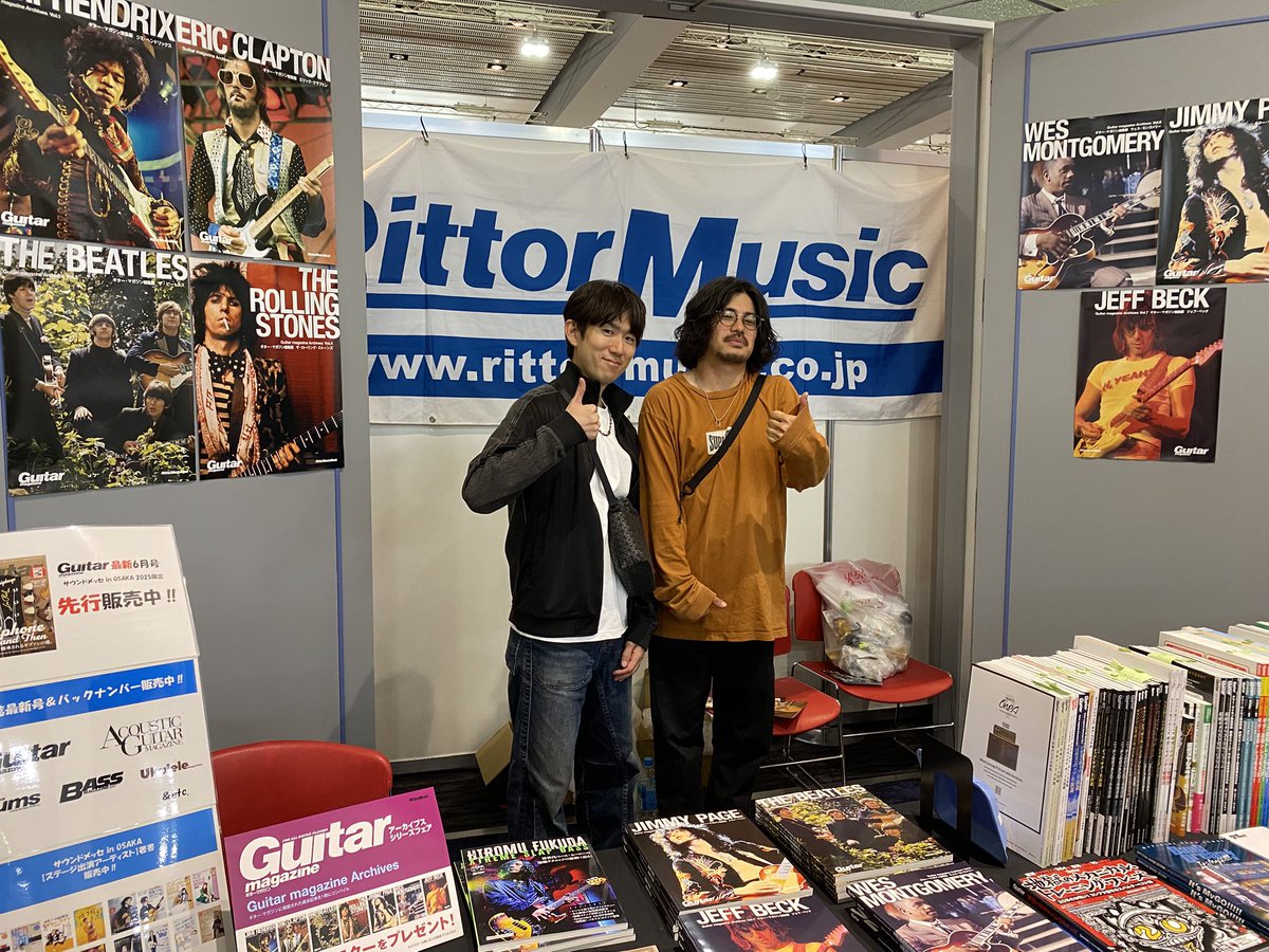 RittorMusicsale's tweet image. 昨日からサウンドメッセ in OSAKA(@soundmesse )にお邪魔しております!青木征洋さん(Godspeed)、鷲山和希さん(Suspended 4th)が弊社ブースに来られました!
雑誌、書籍多数展開しておりますのでぜひお立ち寄りください📚