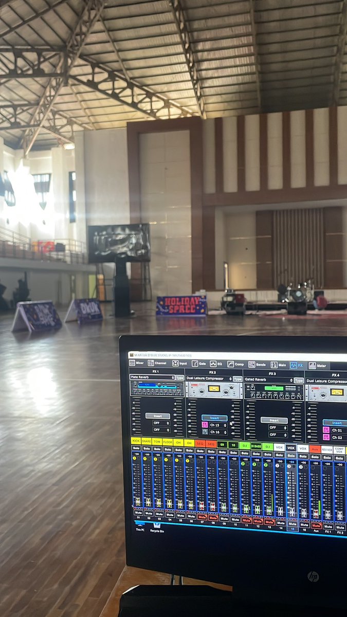 Ruangan gaada peredam, mo nangis aku tuh