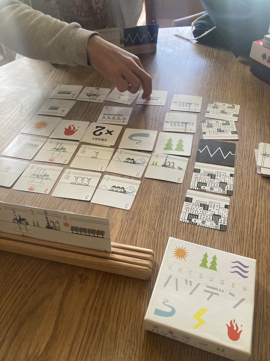 tahiro_i's tweet image. 長男とゆっくりできたので、2プレーオンリーのボドゲをいくつか
ハツデンとエラロトがお気に召したようでした
#ボドゲ #ボ育