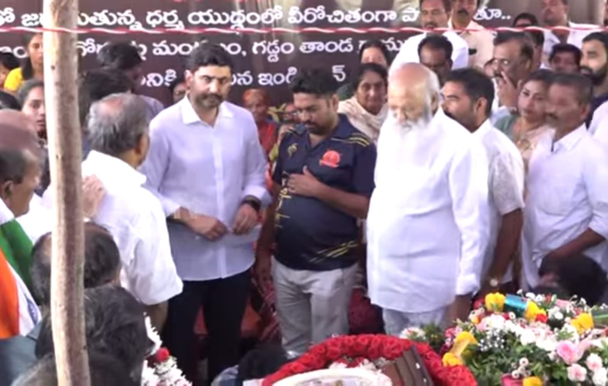 JCPRTDP's tweet image. ఇటీవల ఆపరేషన్ సింధూర్ లో పాకిస్థాన్ జరిపిన కాల్పుల్లో అమరుడైన తెలుగుబిడ్డ వీరజవాన్ మురళీ నాయక్ భౌతికాయానికి మంత్రివర్యులు @naralokesh తో పాటు తాడిపత్రి మున్సిపల్ చైర్మన్ జెసి ప్రభాకర్ రెడ్డి నివాళులు అర్పించారు తదనంతరం అమరజవాను కుటుంబానికి  తక్షణ సహయార్థం లక్షరూపాయలు అందచేశారు.