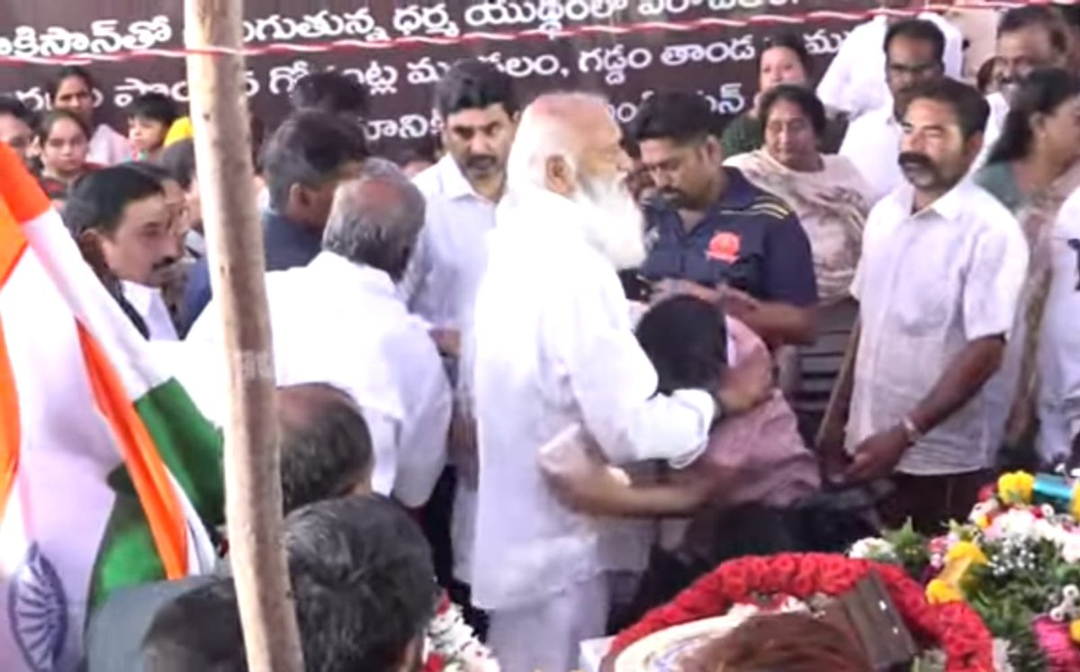 JCPRTDP's tweet image. ఇటీవల ఆపరేషన్ సింధూర్ లో పాకిస్థాన్ జరిపిన కాల్పుల్లో అమరుడైన తెలుగుబిడ్డ వీరజవాన్ మురళీ నాయక్ భౌతికాయానికి మంత్రివర్యులు @naralokesh తో పాటు తాడిపత్రి మున్సిపల్ చైర్మన్ జెసి ప్రభాకర్ రెడ్డి నివాళులు అర్పించారు తదనంతరం అమరజవాను కుటుంబానికి  తక్షణ సహయార్థం లక్షరూపాయలు అందచేశారు.