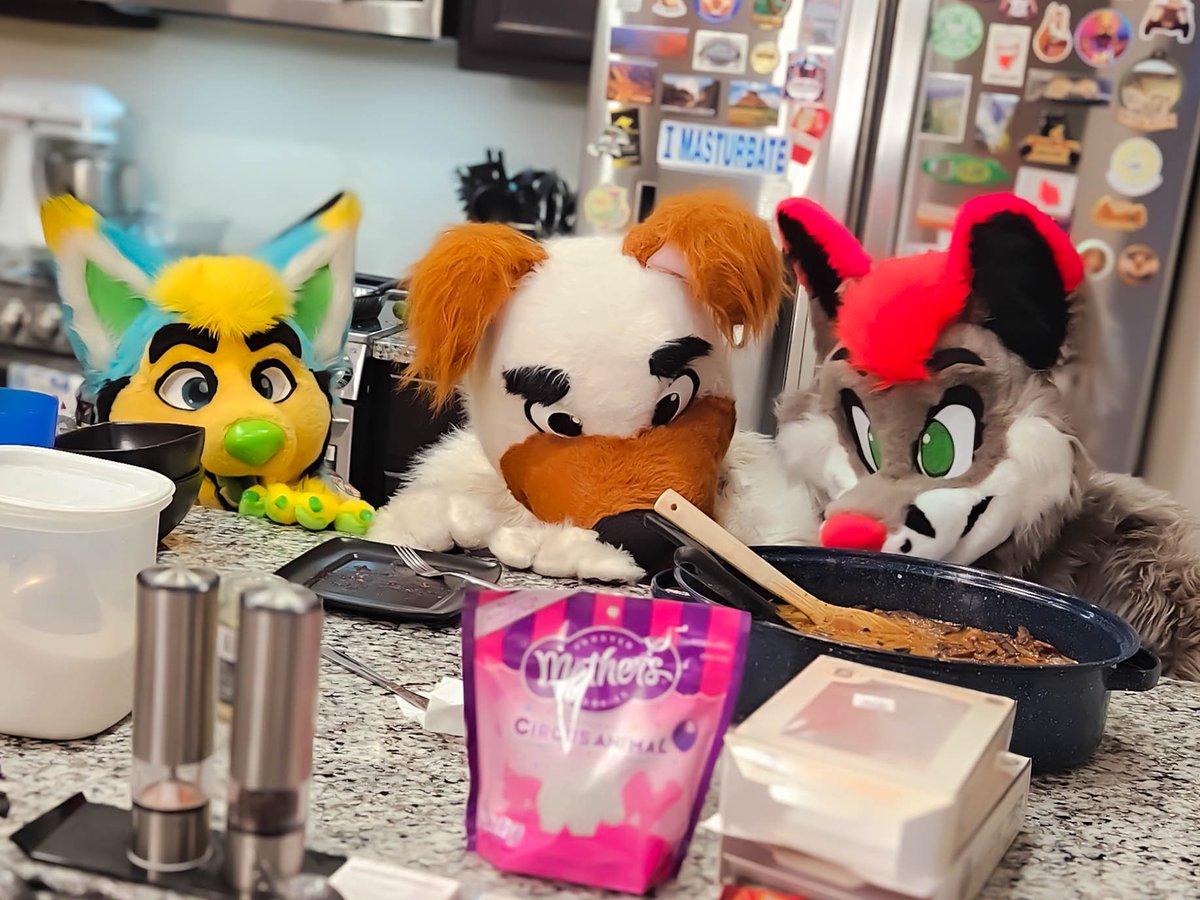 I wonder how much food we can nom before anyone notices &gt;w&gt;

🦊 @nokiemissions  
🐶 @thunderroo