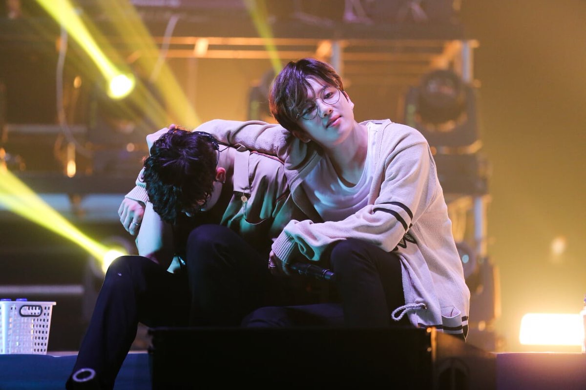 주농이 울고있으니까 뭔갈 더 하는게 아니라 그냥 옆에가서 앉아서 토닥여주는게 연상의 맛 진짜 미치겠다고