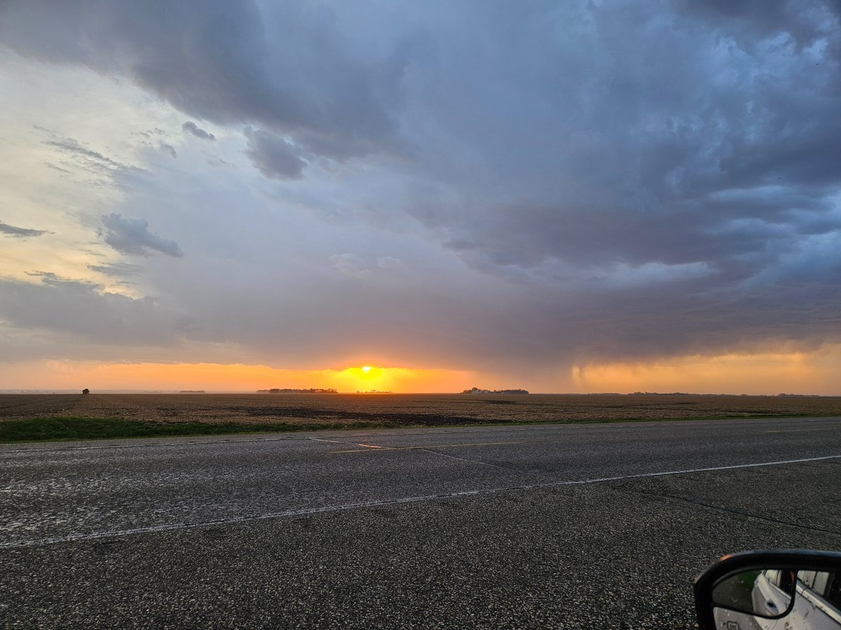 tempests98's tweet image. Severe warned storms approaching Carman approx 7:30 pm May 10/25 #mbstorm