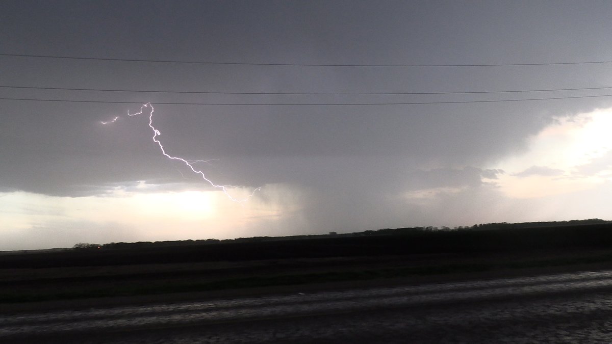 tempests98's tweet image. Carman May 10/25 9:00 - 9:30 pm. Frequent lightning with these storms. #mbstorm