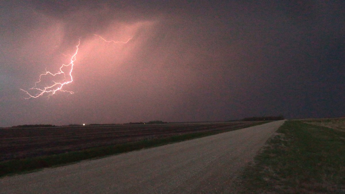 tempests98's tweet image. Carman May 10/25 9:00 - 9:30 pm. Frequent lightning with these storms. #mbstorm