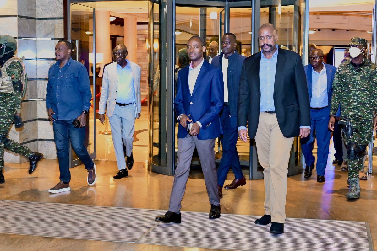 mkainerugaba's tweet photo. Last night, it was my honour and pleasure to host my brother, the Chief of Defence Staff of RDF to a dinner in his honour. I thank General Muganga for responding to my invitation positively and coming to deliver a lecture of opportunity to officers attending the senior staff and command course in Jinja. Long live the brotherly relations between UPDF and RDF! Godbless Uganda and Rwanda!