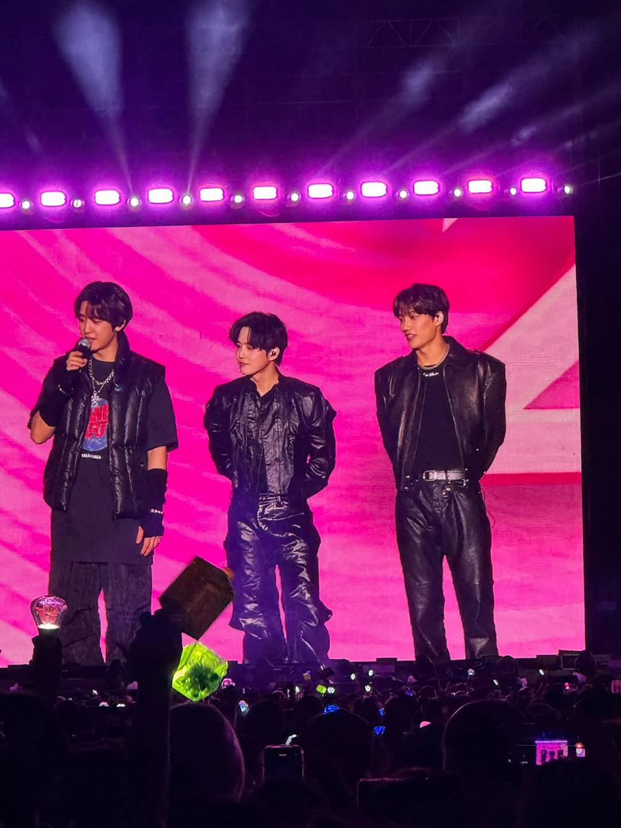 MARCK_RIVAS's tweet photo. Una experiencia extraordinaria, ver a #suho #chanyeol y #kai fue muy emocionante y con la promesa de Suho que volverá con el grupo completo, los fandoms son increíbles, cada grupo lo dió todo!
#exolmexico #exoweareone #smtownmexico #SMTOWNLIVEMexico https://t.co/1Hd8YXzapp
