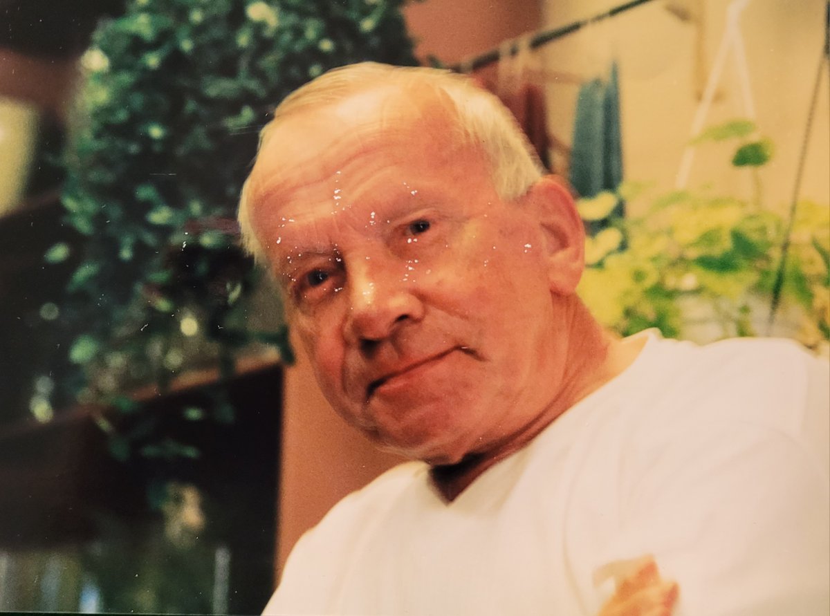 Desiree1969's tweet photo. Gister met 2 vriendinnen gaan lunchen. En vandaag ga ik samen met mijn buurvrouw een kopje thee en een gebakje erbij. 

En morgen doe ik het Menno nog een keer over. 

Papa ik mis je vreselijk, maar ben ook heel trots op je. 

Iám proud to  be your daughter! https://t.co/HbEPWKVkog