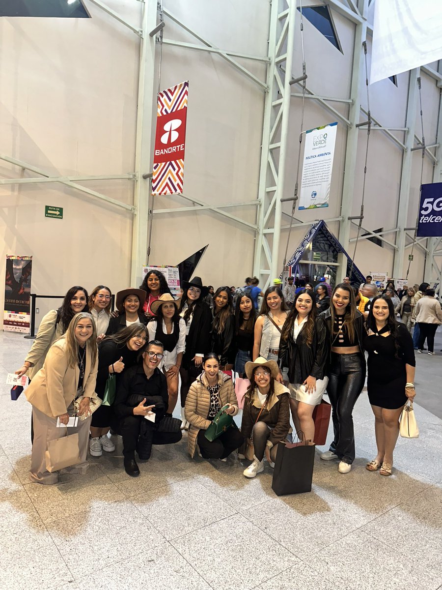 Una foto antes de entrar al palenque porque la jefa (<a href="/LuceroMexico/">Lucero</a>) no quiere que grabemos🤠🤟🏻 #HastaQueSeNosHizo