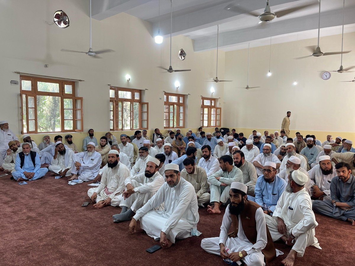 نائب امیر جماعت اسلامی خیبرپختونخوا وسطی مولانا ڈاکٹر محمد اسماعیل المرکز الاسلامی پشاور میں ایک روزہ تربیتی ورکشاپ برائے ناظمین مالیات میں درس قرآن دے رہے ہیں۔