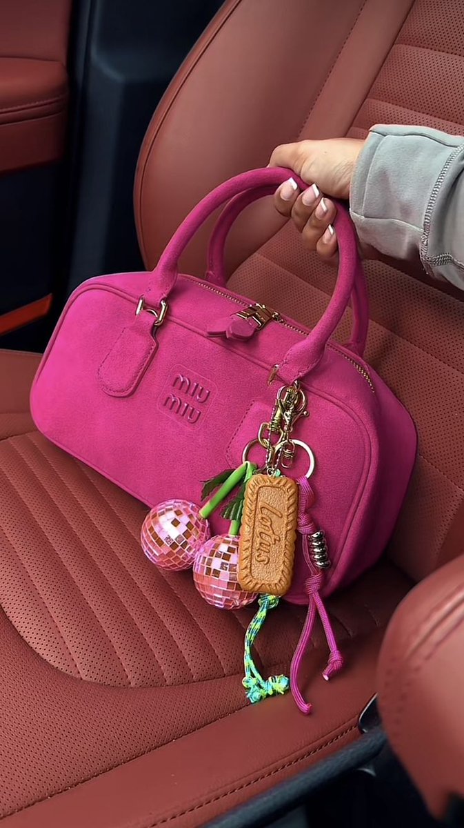 Outfit_Luxy's tweet photo. miu miu bag https://t.co/ONqPTDtxPf