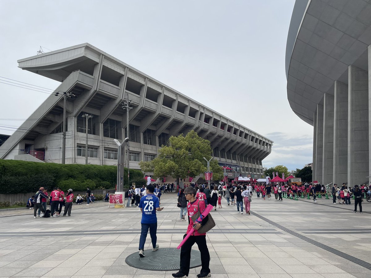 Een verblijf in #Osaka, mijn pleisterplaats in mijn tweede vaderland Japan, kan natuurlijk niet zonder #voetbal. In het Yodoko Sakura stadion in het Nagai-park (naast de grote Yanmar arena) kijk ik vanmiddag naar de J-Leaguewedstrijd tussen thuisclub #Cerezo en Yokohama #Marinos.