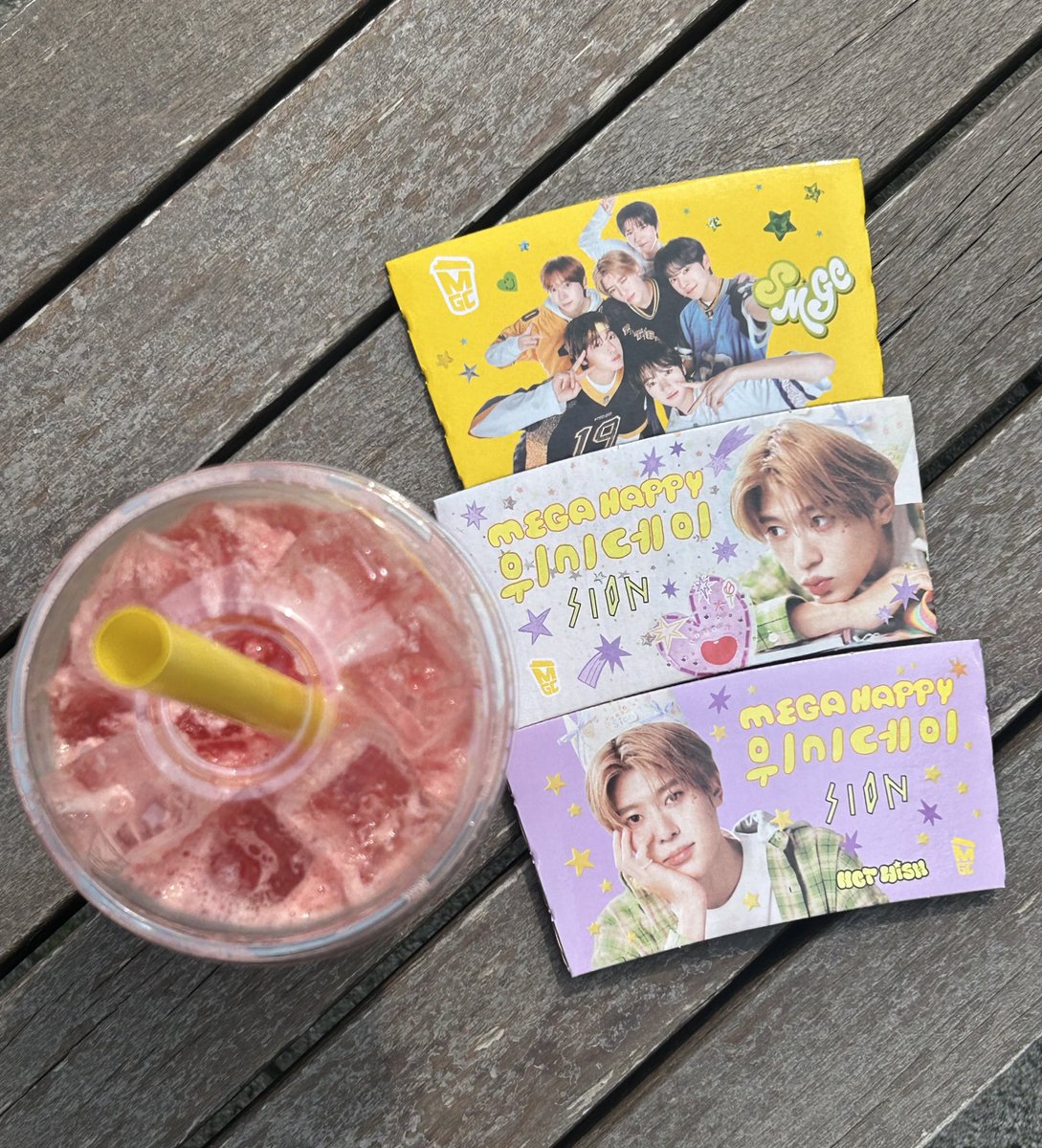 메가 영원하세요 진짜
🥹 : 음료 1잔에 컵폴더 하나인가요?
💛 : 2개(시온, 단체) 더 드릴게요~

그래서 3개를 다 얻었습니다 최고 메가