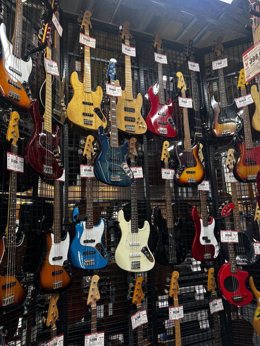 新しく出来た座間のハードオフに来てみた。噂通り楽器売り場がイケベっぽくなってる。

#ハードオフ
#ハドフ