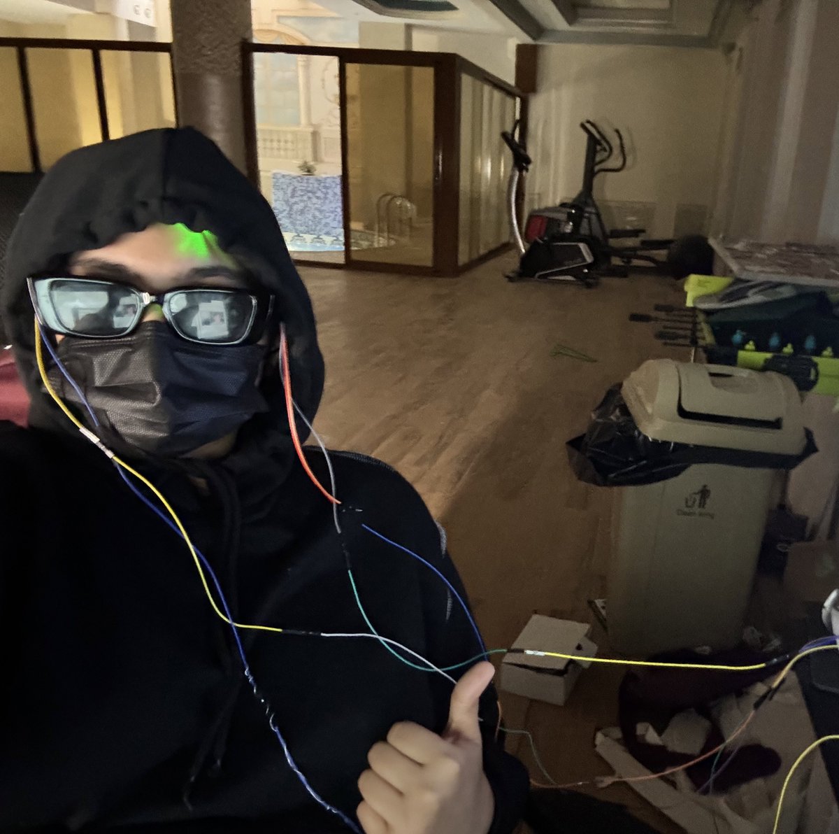 الييووووم تحكككمت بالالعاب عن طريق عقلي بس !!!! 

Mind-controlled gameplay using EEG signals by translating focus and relaxation brainwaves into interactive movement commands.