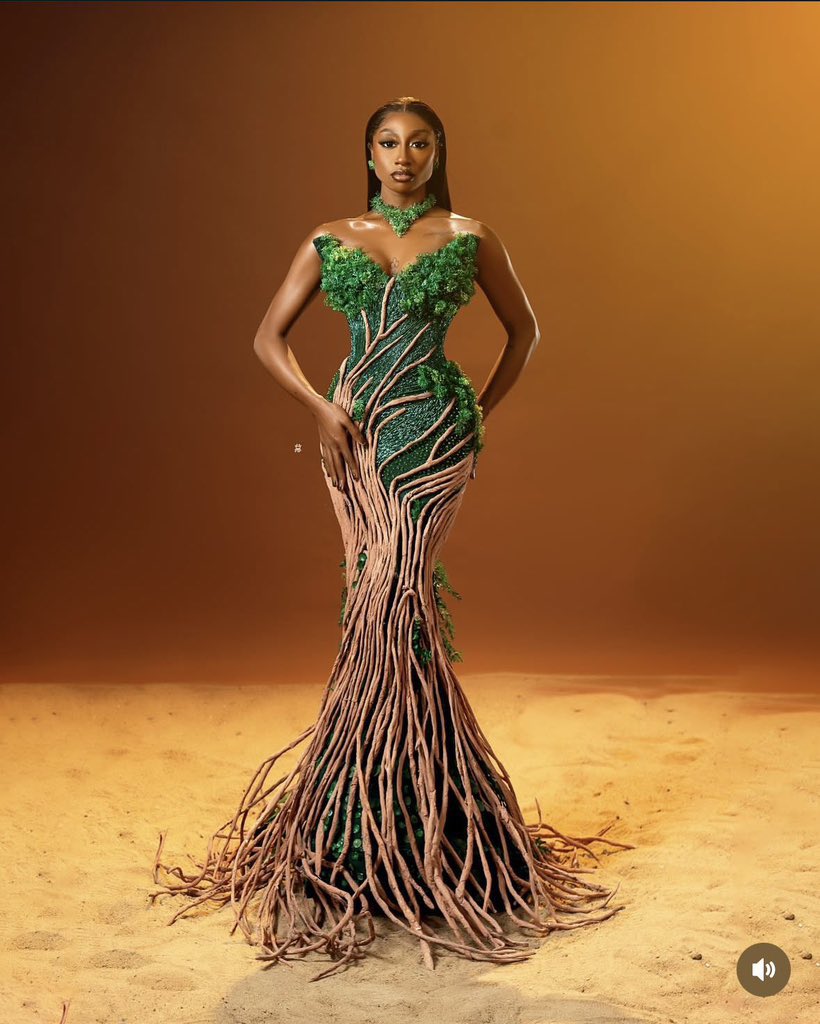 boladzy's tweet image. Who crafted this breathtaking nature-inspired dress? 🌿✨ The artistry is incredible! #Fashion #NatureDesign #WhoMadeIt