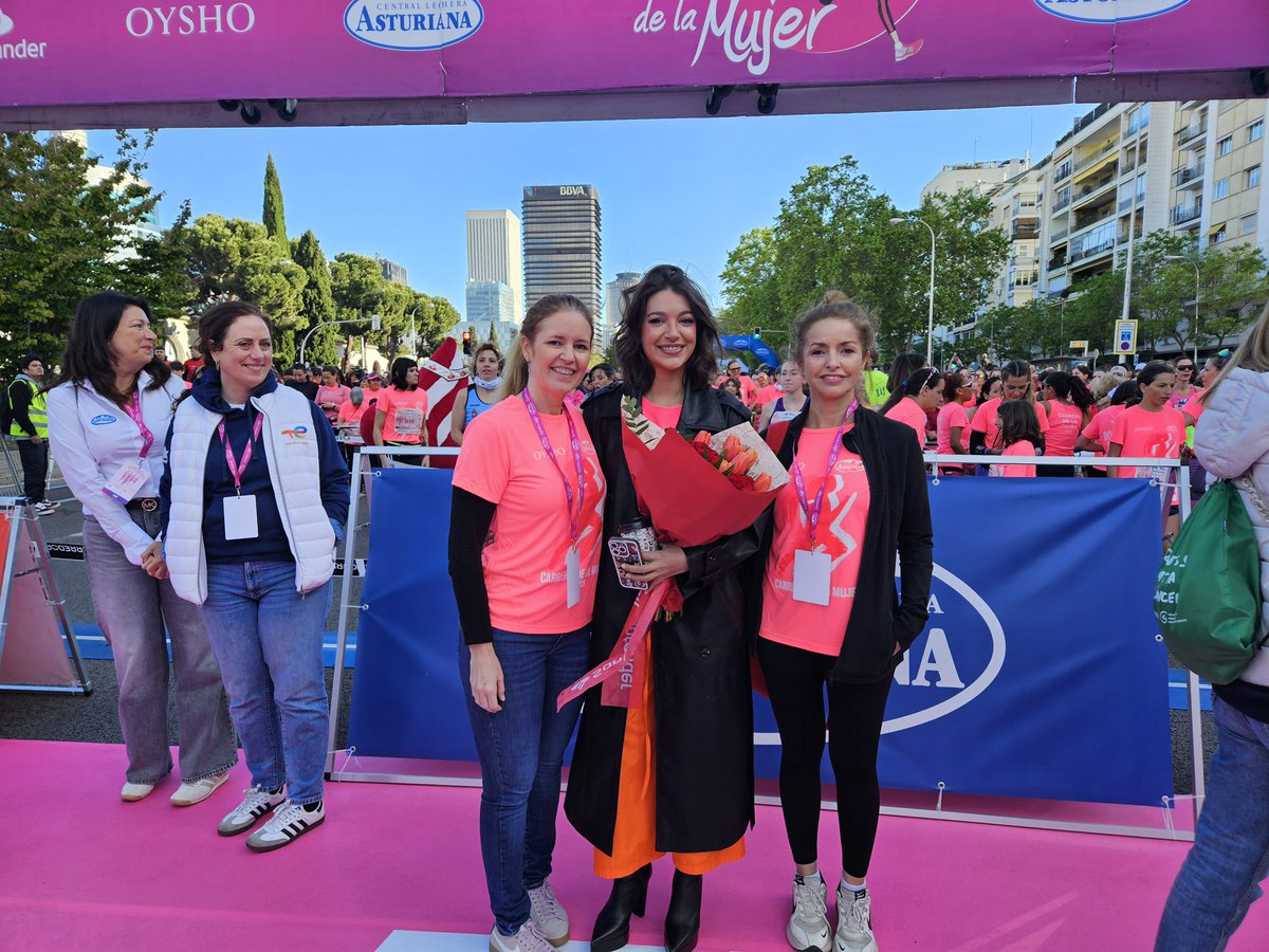 Lleno absoluto en la Castellana en la #CarreraDeLaMujer.

Por las mujeres, el deporte, la lucha contra el cáncer y la prevención.

La <a href="/ComunidadMadrid/">Comunidad de Madrid</a> dedica 40 M a la mejor red de atención a la mujer y 3,5 M para extender el cribado de cáncer de cervix.